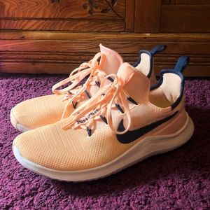 Nike Free Train Tennies